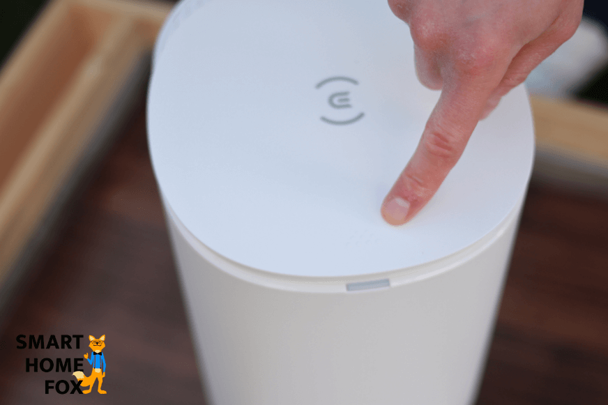 Der Deckel der Absaugstation des Ecovacs Deebot N8 Pro wird geöffnet 